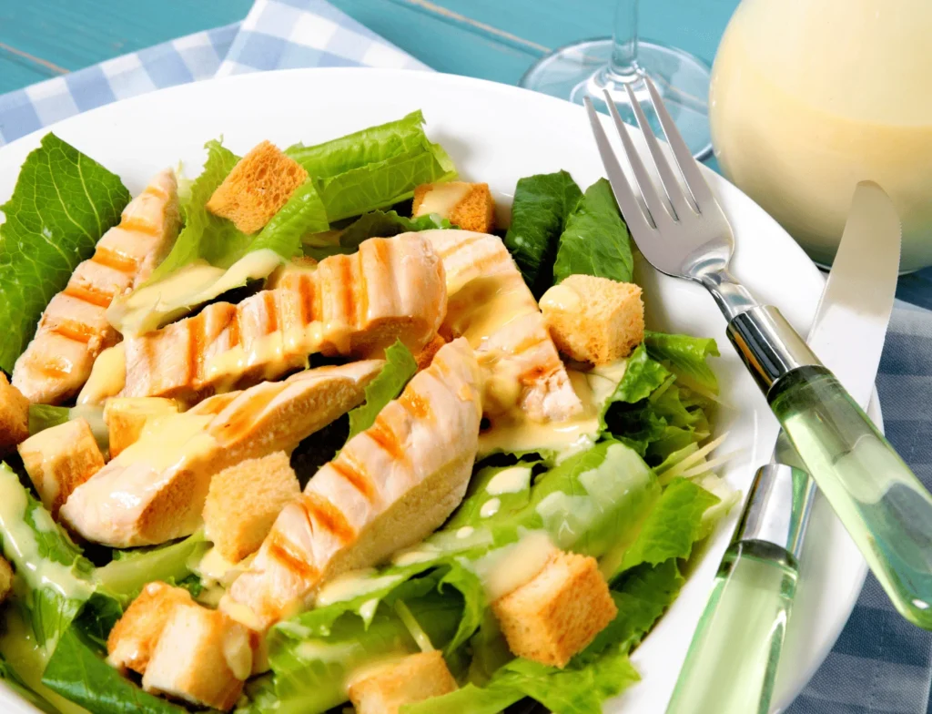 Ensalada de pollo a la parrilla con espinacas y aderezo de yogur